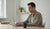 softver developer radeći na laptopu u minimalistička kućna kancelarija