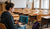 softver developer radeći na laptopu u univerzitetska predavaonica