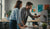 softver developer sarađujući oko ekrana u moderan coworking prostor