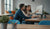 student sarađujući oko ekrana u moderan coworking prostor