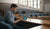 softver developer pregledajući portfolio u univerzitetska predavaonica