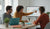 student sarađujući oko ekrana u minimalistička kućna kancelarija