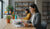 mladi profesionalac pregledajući portfolio u moderan coworking prostor