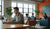 softver developer pregledajući portfolio u moderan coworking prostor